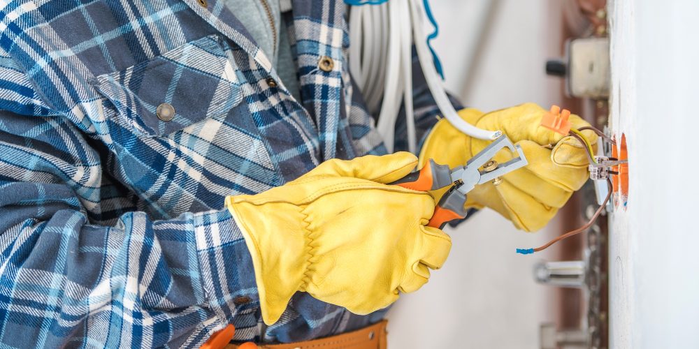 professional-electrician-job-5TVJNFY